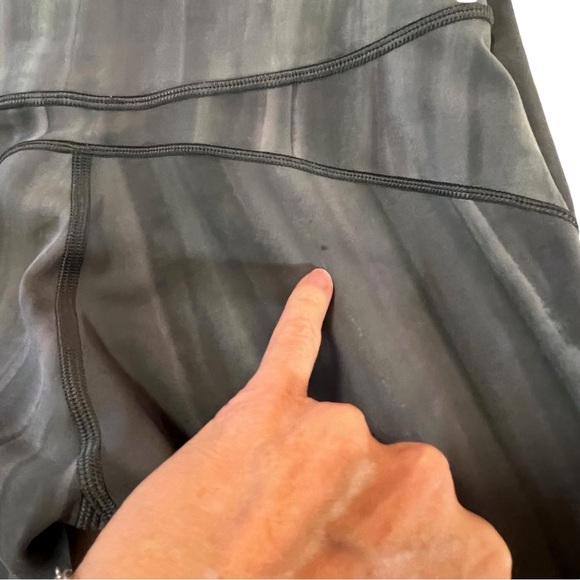 Lululemon In Movement Tight 25" *Everlux
Linear Spray Dye White Deep Ocean 4 - Picture 15 of 15